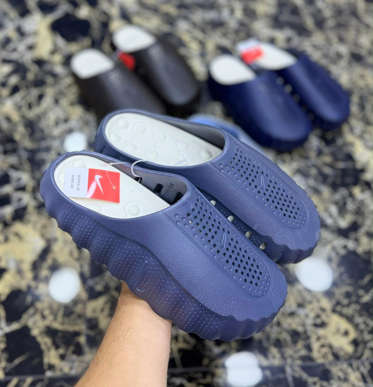 Mules Homme Confort & Style
✨ Description
Mules pour homme élégantes et ultra-confortables, idéales pour un usage quotidien.
Légères, pratiques et faciles à porter, elles