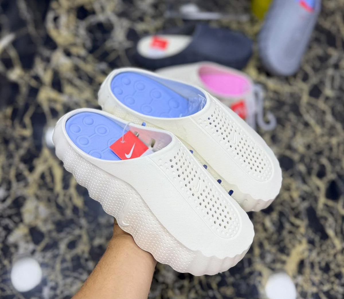 Mules Homme Confort & Style

✨ Description

Mules pour homme élégantes et ultra-confortables, idéales pour un usage quotidien.
Légères, pratiques et faciles à porter, elles