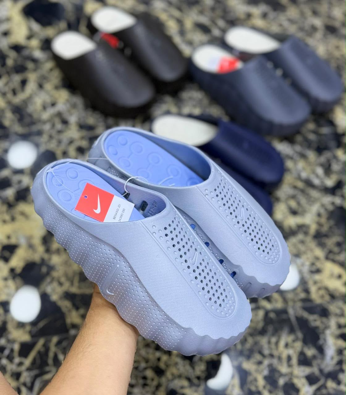 Mules Homme Confort & Style

✨ Description

Mules pour homme élégantes et ultra-confortables, idéales pour un usage quotidien.
Légères, pratiques et faciles à porter, elles